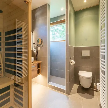 Treehouse In Tournai With Sauna & Forest Views Vakantiehuis